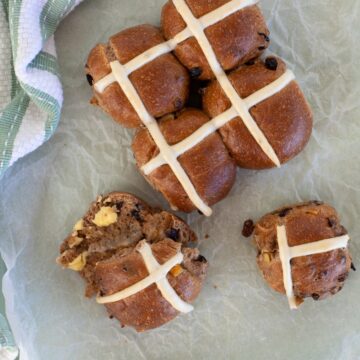 hot cross buns paneton